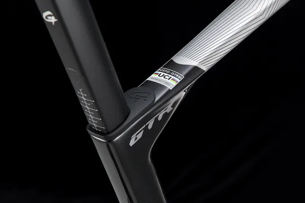 GUSTO GTR SPORT TE, Shimano 105 Di2, jet black