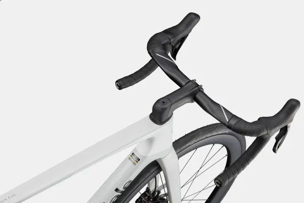 Das neue SUPER SIX EVO 5 (Gen.5) Shimano 105 Di2, cashmere