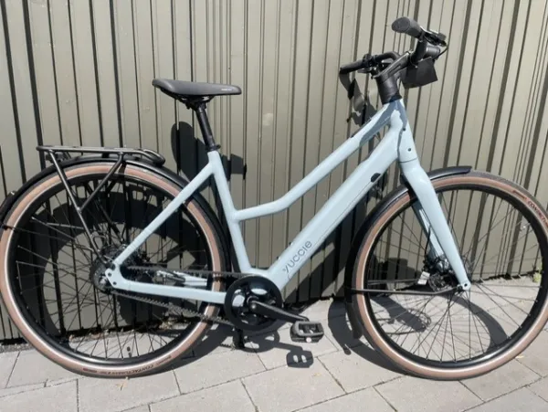 YUCCIE Junico Flow, iceblue shiny, Bafang Heckmotor mit Zahnriemen, 360 Wh.