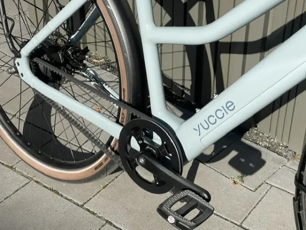 YUCCIE Junico Flow, iceblue shiny, Bafang Heckmotor mit Zahnriemen, 360 Wh.