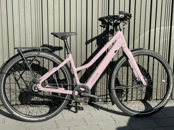 YUCCIE Junico Flow, lilac shiny, Bafang Heckmotor mit Zahnriemen, 360 Wh.