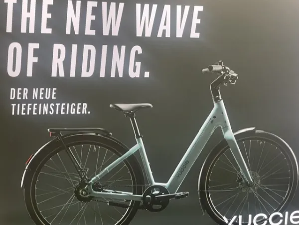 YUCCIE Junico Flow Wave, iceblue shiny, Bafang Heckmotor mit Zahnriemen, 360 Wh. ab Mitte/Ende Oktober 2026