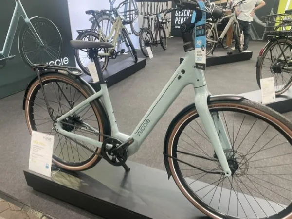 YUCCIE Junico Flow Wave, iceblue shiny, Bafang Heckmotor mit Zahnriemen, 360 Wh. ab Mitte/Ende Oktober 2026