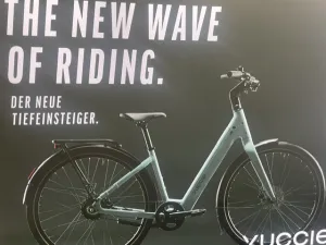 YUCCIE Junico Flow Wave, iceblue shiny, Bafang Heckmotor mit Zahnriemen, 360 Wh. ab Mitte/Ende Oktober 2026